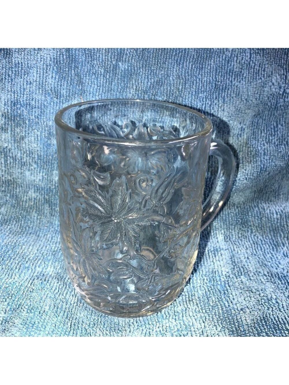 𝅺VINTAGE Princess House Fantasia Pressed Glass Poinsettia Design Coffee Mug